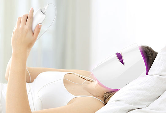 SkinRevive Pro La traduction en français de "Facial Light Therapy" est "Thérapie Lumineuse du Visage".